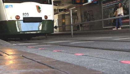 Este semáforo en el asfalto salvará a los adictos al móvil