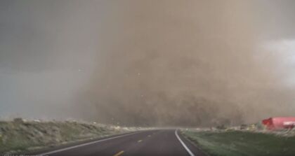 Hay que estar loco para conducir tan cerca de un tornado gigante