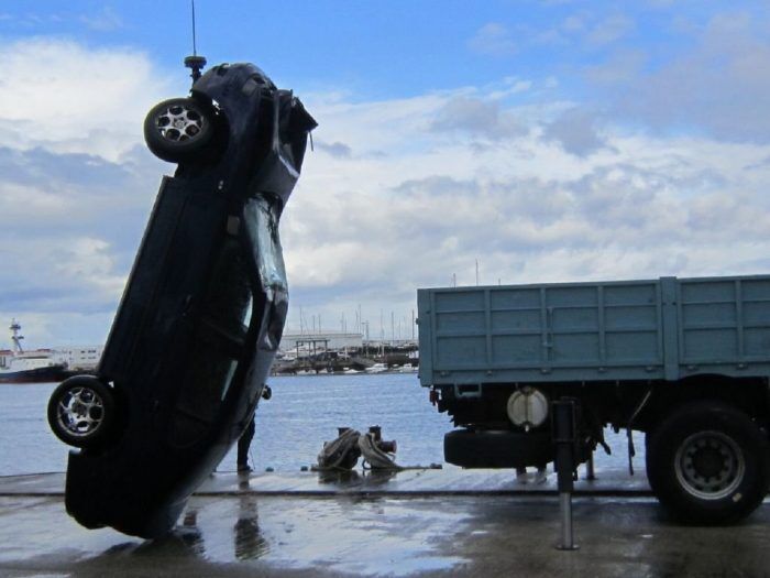 coche en el mar