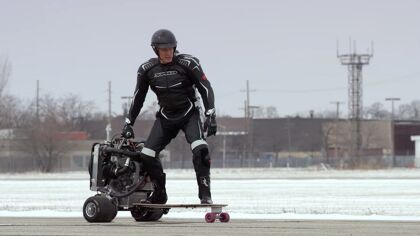¿Qué tal equipar tu monopatín con un motor de coche?
