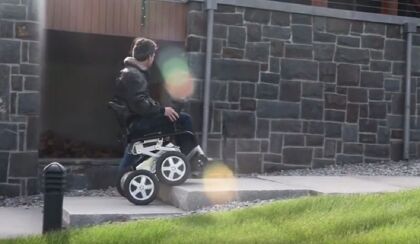 Toyota rediseña iBOT: la silla de ruedas capaz de subir escaleras