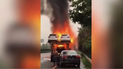 ¿Bajarías un coche de este camión en llamas?