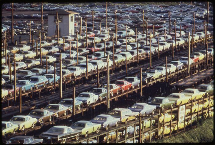 Coches fabricados en Detroit son transportados (1973)