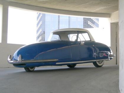 Davis Divan, el coche sofá sobre tres ruedas