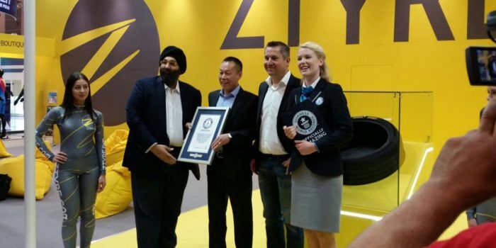 Entrega World Guinnes Record a los neumáticos más caros del mundo.