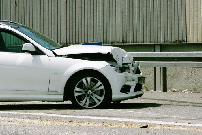 coche destrozado en la parte frontal tras accidente