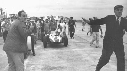 El piloto de F1 que ganó el mundial empujando su coche