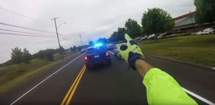 No querrás toparte con este motorista si cometes una infracción