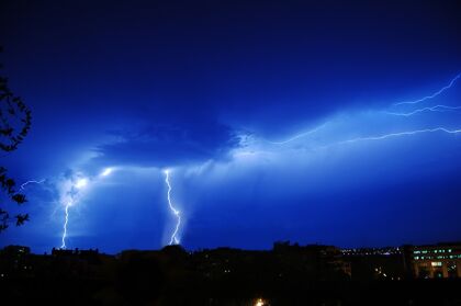 Qué hacer si te pilla una tormenta eléctrica en el coche