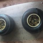 Ruedas de Lamborguini forman las patas de una mesa de café