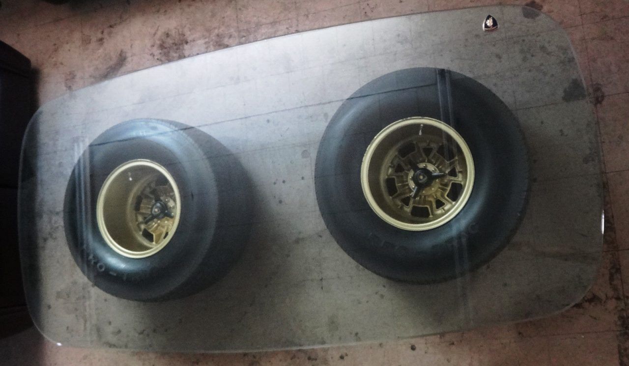 Ruedas de Lamborguini forman las patas de una mesa de café
