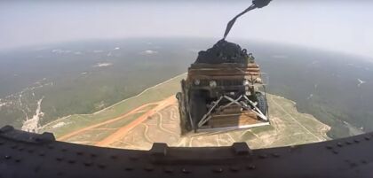 Así lanza el Ejército un cargamento de Hummers desde un avión