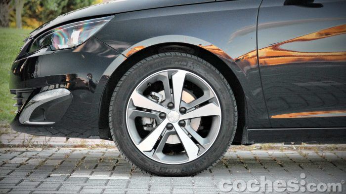 Peugeot_308_SW_1.2_PureTech_012