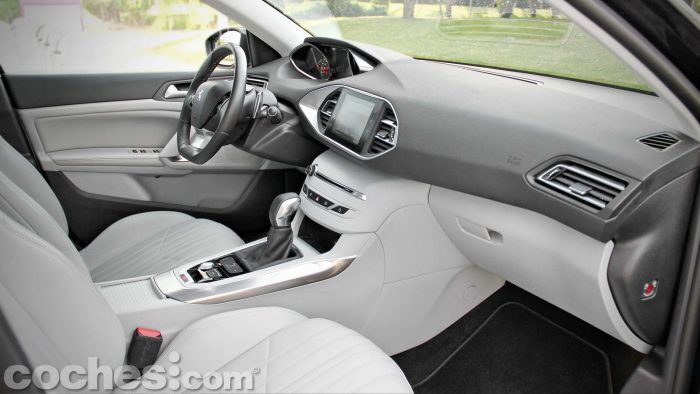 Peugeot_308_SW_1.2_PureTech_026