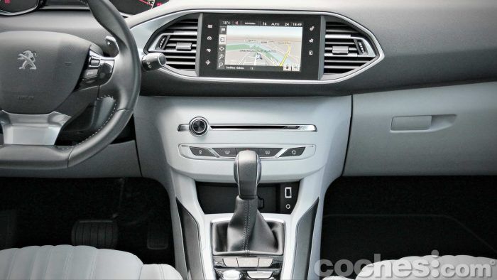 Peugeot_308_SW_1.2_PureTech_029