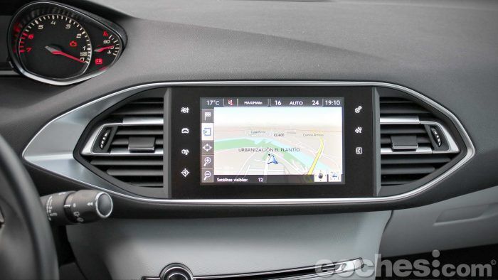 Peugeot_308_SW_1.2_PureTech_037