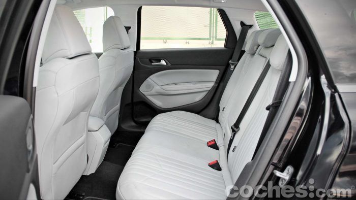 Peugeot_308_SW_1.2_PureTech_043