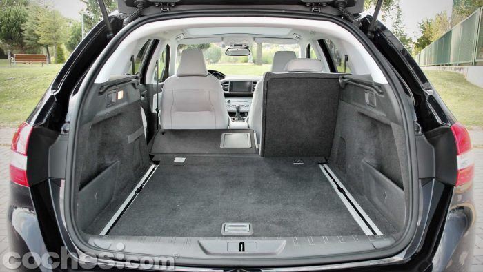 Peugeot_308_SW_1.2_PureTech_048