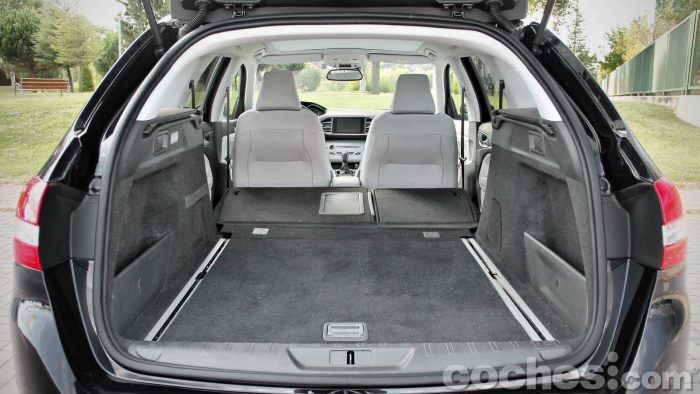 Peugeot_308_SW_1.2_PureTech_049