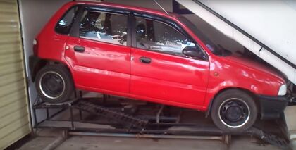 Ante la falta de sitio, aparcamiento extremo