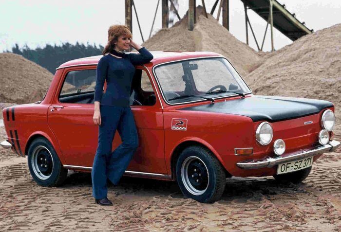mujer posando junto a un simca 1000