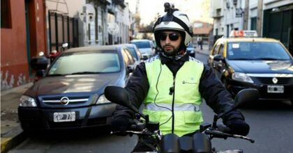 Ya hay policías que multan desde la cámara de sus cascos