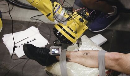 El primer tatuaje hecho por un robot industrial