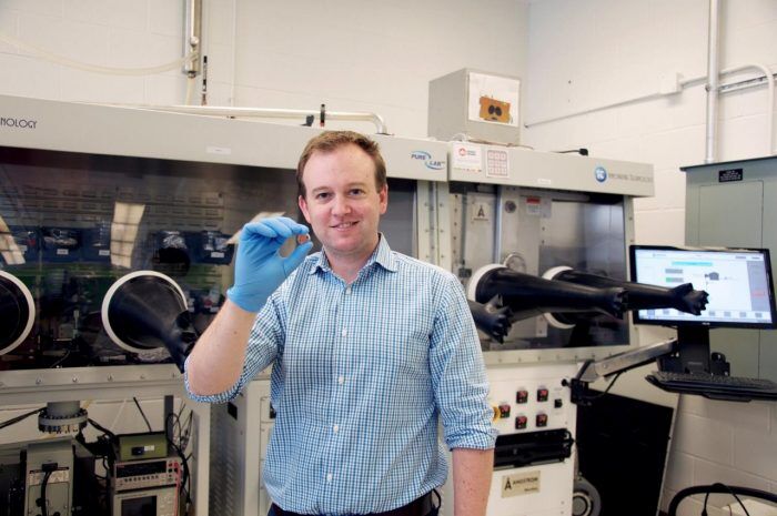 joven sujeta una bateria de vitamina B2