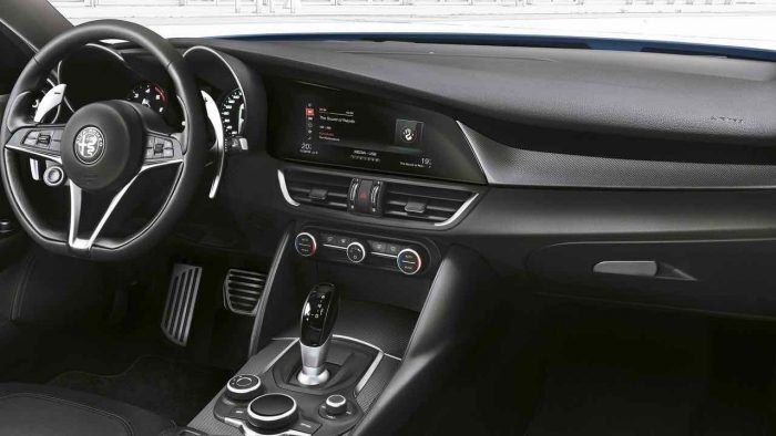 Alfa Romeo Giulia Veloce 2017 interior 01