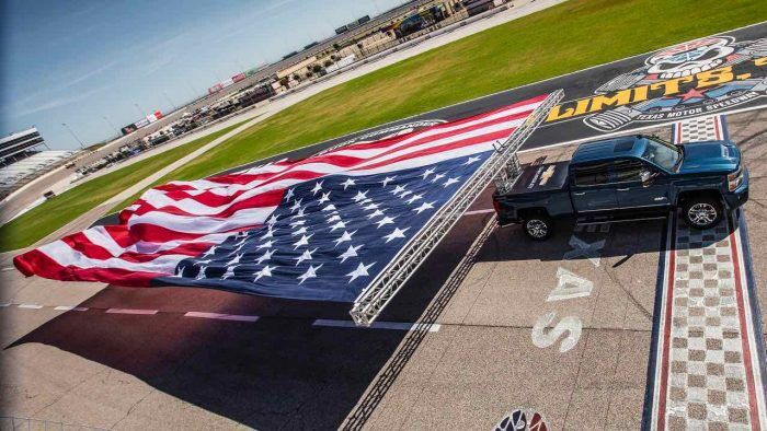 Chevrolet Silverado 2017 bandera USA gigante 02