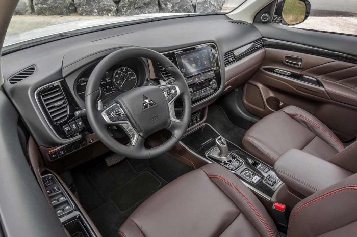 Mitsubishi Outlader 2017 interior 01
