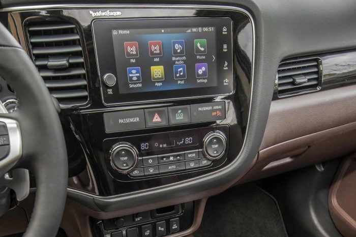 Mitsubishi Outlader 2017 interior 05