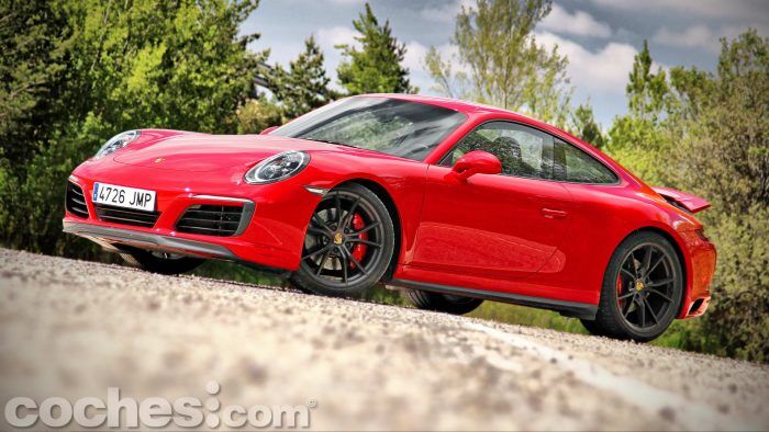 Porsche 911 Carrera 4S 014 700x394