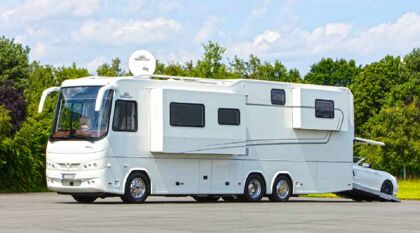 La caravana de lujo que sirve de garaje a tu deportivo