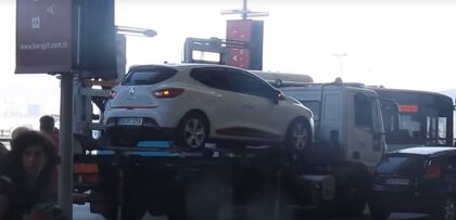 Esta grúa se lleva tu coche en menos de un minuto