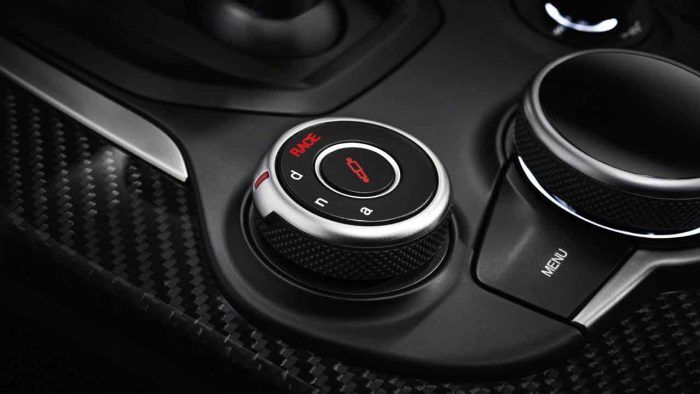 alfa-romeo-stelvio-quadrifoglio-verde-2017-interior-3