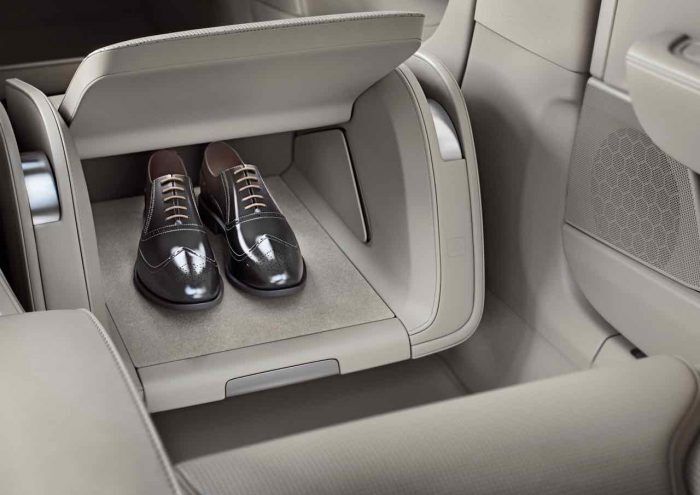 Volvo S90 Excellence interior lounge console