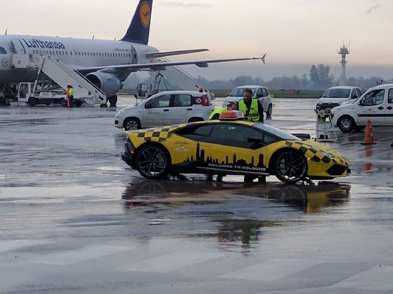 aeropuerto-de-bolonia-lamborghini