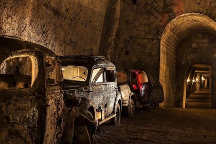 Un túnel de Nápoles custodia coches de los años 30