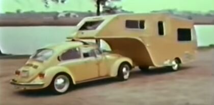 ¿Para qué maniobrar si tienes una caravana Volkswagen del 74?