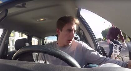 Abrir la puerta del coche con el método holandés