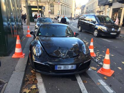Aparca mal su Porsche en París y los artificieros lo detonan