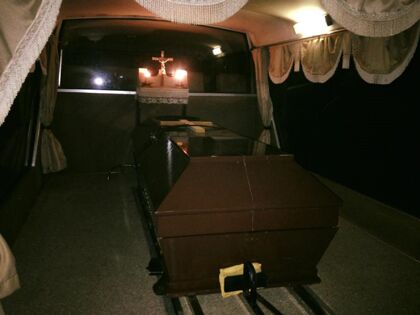 No esperes a morirte para hacer turismo en un coche fúnebre