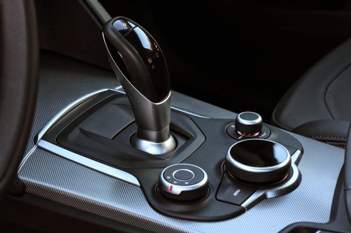 Alfa Romeo Stelvio 2017 Interior 15 700x466