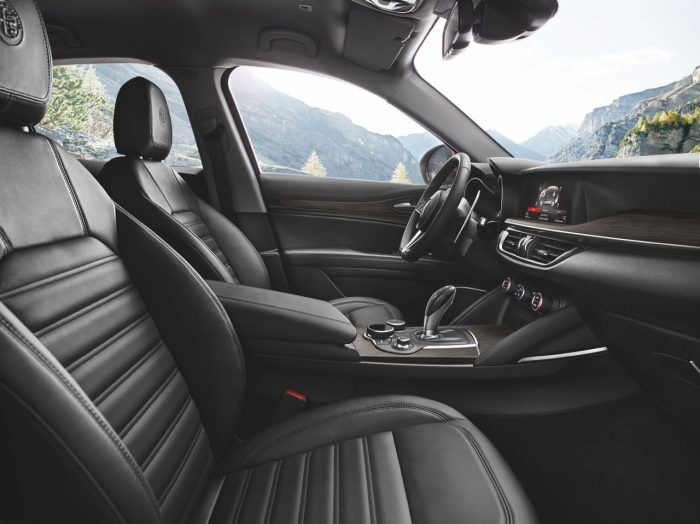 Alfa Romeo Stelvio 2017 Interior 6 700x524