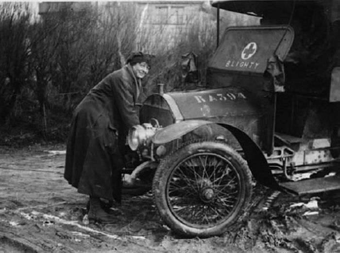 driver-of-the-first-aid-nursing-yeomanry-cranking-up-an-ambulance-590x456