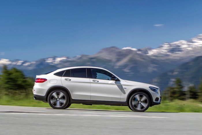 Mercedes-Benz GLC 350 e Coupé; Exterieur: diamantweiß; Interieur: designo Leder Nappa platinweiß/schwarz; Kraftstoffverbrauch kombiniert: 2,5-2,7 l/100 km; CO2-Emissionen kombiniert: 59-64 g/km; exterior: diamond white; interior: designo Nappa Platinum white/black; fuel consumption combined: 2.5-2.7 l/100 km; CO2 emissions combined: 59-64 g/km