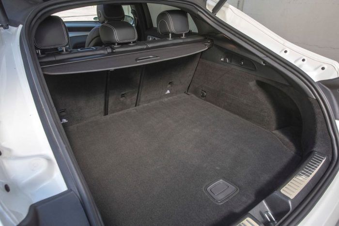 Mercedes-Benz GLC 350 e Coupé; Exterieur: diamantweiß; Interieur: designo Leder Nappa platinweiß/schwarz; Kraftstoffverbrauch kombiniert: 2,5-2,7 l/100 km; CO2-Emissionen kombiniert: 59-64 g/km; exterior: diamond white; interior: designo Nappa Platinum white/black; fuel consumption combined: 2.5-2.7 l/100 km; CO2 emissions combined: 59-64 g/km