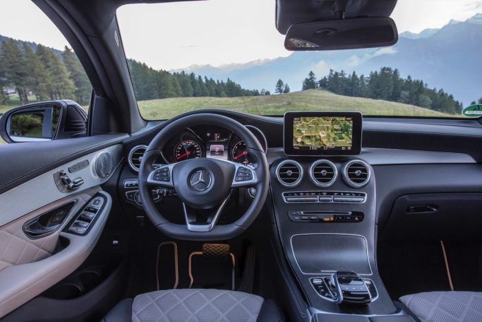 Mercedes-Benz GLC 350 e Coupé; Exterieur: diamantweiß; Interieur: designo Leder Nappa platinweiß/schwarz; Kraftstoffverbrauch kombiniert: 2,5-2,7 l/100 km; CO2-Emissionen kombiniert: 59-64 g/km;exterior: diamond white; interior: designo Nappa Platinum white/black;fuel consumption combined: 2.5-2.7 l/100 km; CO2 emissions combined: 59-64 g/km