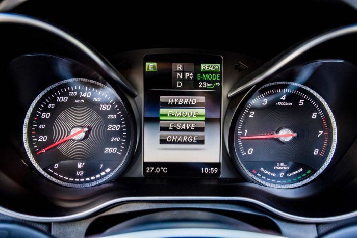 Mercedes-Benz GLC 350 e Coupé; Exterieur: diamantweiß; Interieur: designo Leder Nappa platinweiß/schwarz; Kraftstoffverbrauch kombiniert: 2,5-2,7 l/100 km; CO2-Emissionen kombiniert: 59-64 g/km; exterior: diamond white; interior: designo Nappa Platinum white/black; fuel consumption combined: 2.5-2.7 l/100 km; CO2 emissions combined: 59-64 g/km